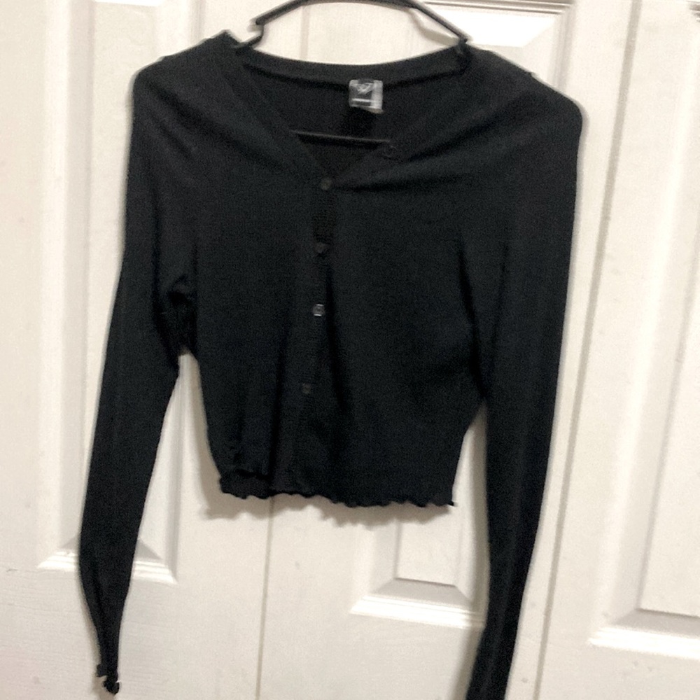 black long sleeve tee-shirt